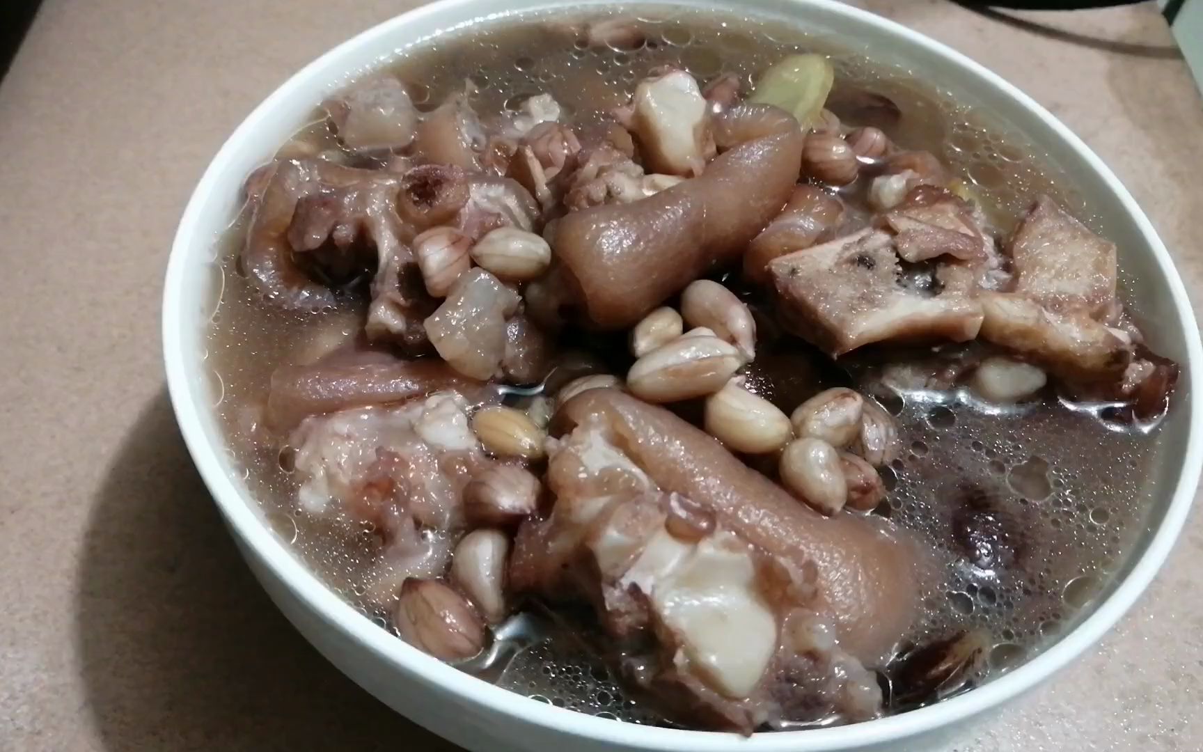 花生煲猪脚汤的做法